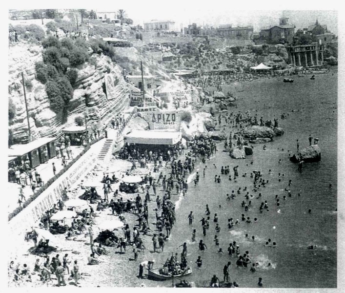 Μπάνιο στα «Βοτσαλάκια» του Πειραιά πριν από 52 χρόνια